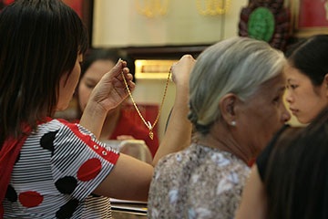 Vàng biến động nhẹ, USD đứng giá - 1