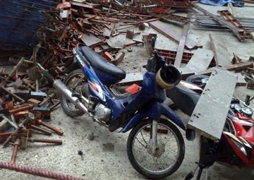 Sập giàn giáo, 2 công nhân chết và bị thương - 1 Sập giàn giáo, 2 công nhân chết và bị thương - 1