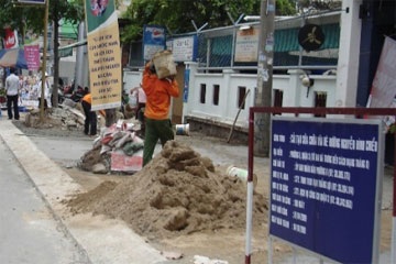 Vỉa hè bị lật tung, Sở “chủ quản” không biết - 1 Vỉa hè bị lật tung, Sở “chủ quản” không biết - 1
