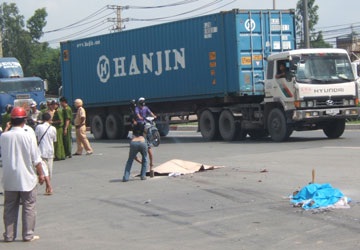 Hai chị em chết thảm dưới bánh xe tải - 1