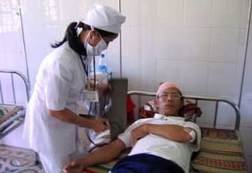 Côn đồ xông vào trường hành hung giáo viên - 1 Côn đồ xông vào trường hành hung giáo viên - 1