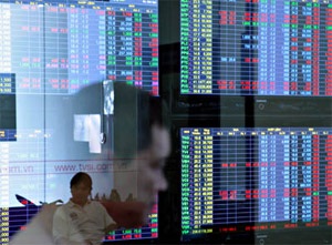 Thuế khiến giao dịch cả hai sàn ảm đạm - 1