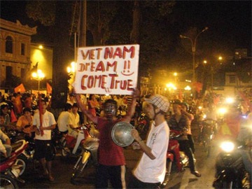 Cả nước “nổ tung” trong niềm vui chiến thắng - 5 Cả nước “nổ tung” trong niềm vui chiến thắng - 5