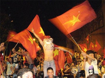 Cả nước “nổ tung” trong niềm vui chiến thắng - 6 Cả nước “nổ tung” trong niềm vui chiến thắng - 6