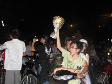 Cả nước “nổ tung” trong niềm vui chiến thắng - 7 Cả nước “nổ tung” trong niềm vui chiến thắng - 7