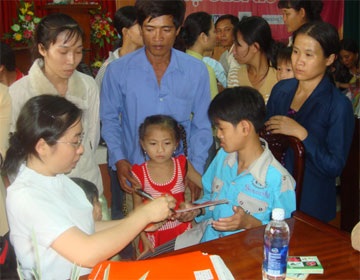 “Sẻ chia” những nụ cười trẻ thơ - 1 “Sẻ chia” những nụ cười trẻ thơ - 1