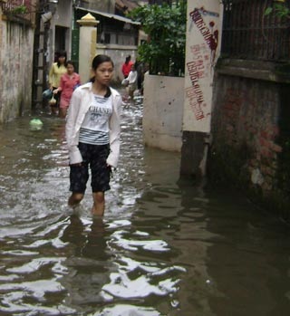 Lác đác sinh viên “ống thấp ống cao” đến trường - 1 Lác đác sinh viên “ống thấp ống cao” đến trường - 1