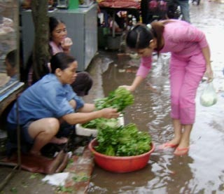 Sinh viên khóc cười mùa nước ngập - 2 Sinh viên khóc cười mùa nước ngập - 2