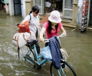 Sinh viên khóc cười mùa nước ngập - 1 Sinh viên khóc cười mùa nước ngập - 1