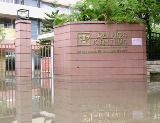 Lác đác sinh viên “ống thấp ống cao” đến trường - 2 Lác đác sinh viên “ống thấp ống cao” đến trường - 2