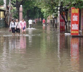 Lác đác sinh viên “ống thấp ống cao” đến trường - 4 Lác đác sinh viên “ống thấp ống cao” đến trường - 4