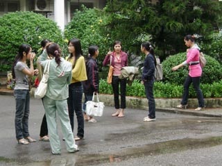 Lác đác sinh viên “ống thấp ống cao” đến trường - 6 Lác đác sinh viên “ống thấp ống cao” đến trường - 6