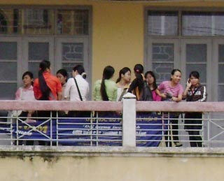 Lác đác sinh viên “ống thấp ống cao” đến trường - 7 Lác đác sinh viên “ống thấp ống cao” đến trường - 7