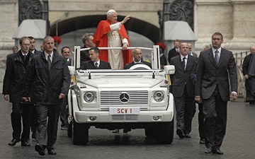 Xe “độ” cho Đức Giáo hoàng - 1