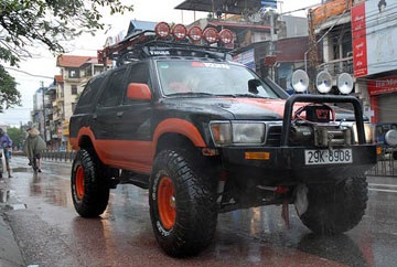 Xem chiếc xe mơ ước của người Hà Thành mùa lụt! - 22