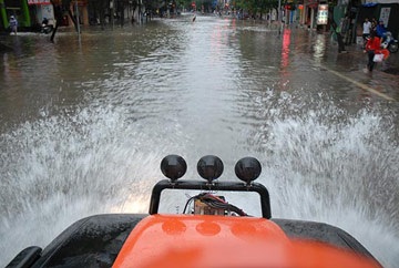 Xem chiếc xe mơ ước của người Hà Thành mùa lụt! - 23