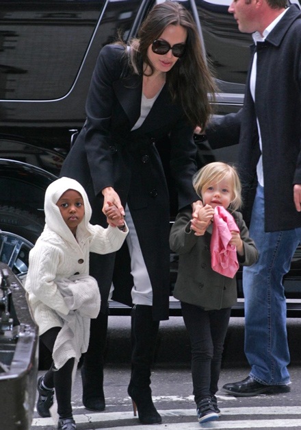 Angelina Jolie đưa hai “công chúa” đi mua sắm - 3 Angelina Jolie đưa hai “công chúa” đi mua sắm - 3