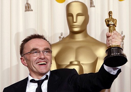 Đạo diễn "Triệu phú ổ chuột" mang tượng Oscar tới câu lạc bộ - 1