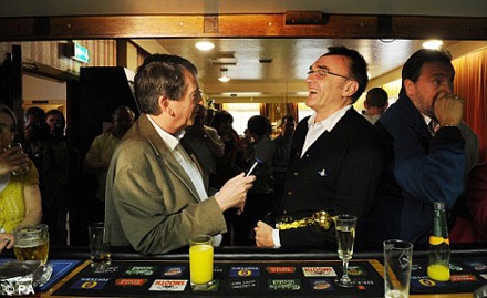 Đạo diễn "Triệu phú ổ chuột" mang tượng Oscar tới câu lạc bộ - 5