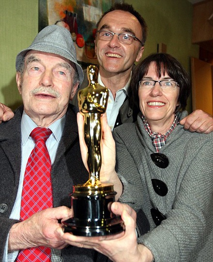 Đạo diễn "Triệu phú ổ chuột" mang tượng Oscar tới câu lạc bộ - 4