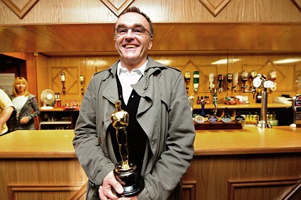 Đạo diễn "Triệu phú ổ chuột" mang tượng Oscar tới câu lạc bộ - 3