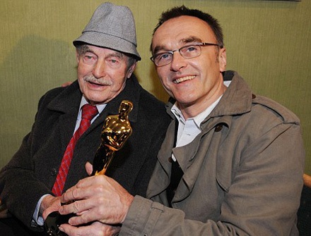 Đạo diễn "Triệu phú ổ chuột" mang tượng Oscar tới câu lạc bộ - 2