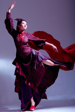 Sắc đỏ của “Khúc luân vũ mùa đông” - 1 Sắc đỏ của “Khúc luân vũ mùa đông” - 1