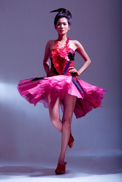 Sắc đỏ của “Khúc luân vũ mùa đông” - 8 Sắc đỏ của “Khúc luân vũ mùa đông” - 8