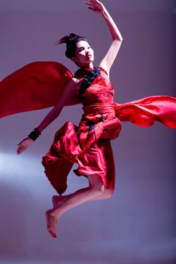 Sắc đỏ của “Khúc luân vũ mùa đông” - 6 Sắc đỏ của “Khúc luân vũ mùa đông” - 6