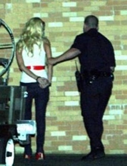 Paris Hilton bị bắt! - 1