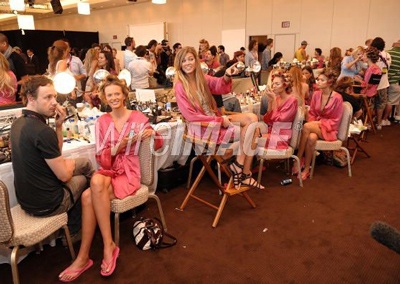 Hậu trường thú vị trong show diễn của Victoria's Secret  - 1