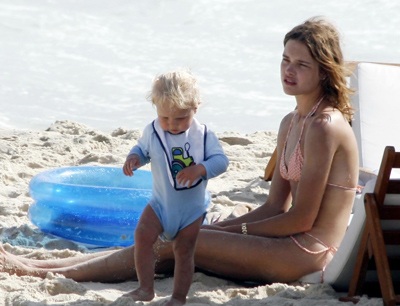 Siêu mẫu Natalia Vodianova vui chơi trên biển - 7 Siêu mẫu Natalia Vodianova vui chơi trên biển - 7