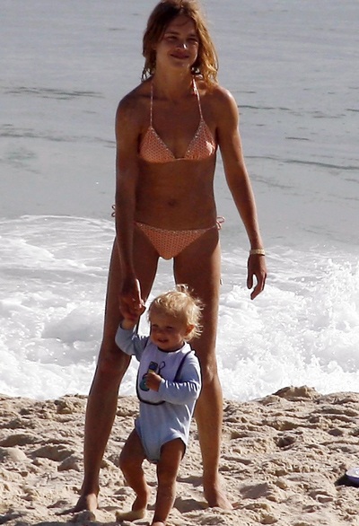 Siêu mẫu Natalia Vodianova vui chơi trên biển - 5 Siêu mẫu Natalia Vodianova vui chơi trên biển - 5