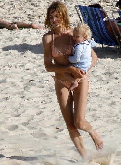 Siêu mẫu Natalia Vodianova vui chơi trên biển - 4 Siêu mẫu Natalia Vodianova vui chơi trên biển - 4