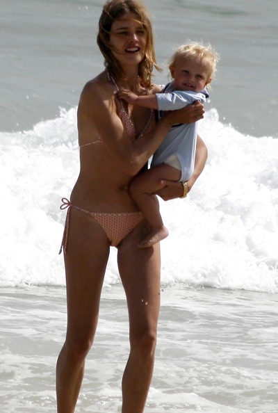 Siêu mẫu Natalia Vodianova vui chơi trên biển - 3 Siêu mẫu Natalia Vodianova vui chơi trên biển - 3