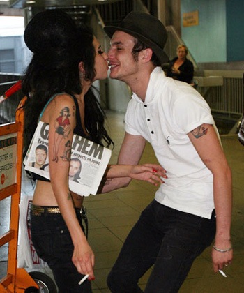 Chồng Amy Winehouse thừa nhận đã đưa cô “vào đời” - 2 Chồng Amy Winehouse thừa nhận đã đưa cô “vào đời” - 2