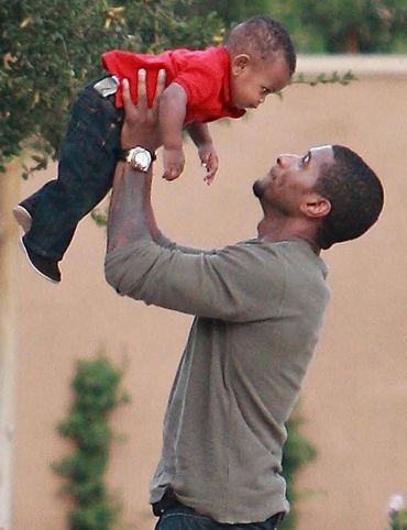 Usher đón con trai thứ hai - 1 Usher đón con trai thứ hai - 1