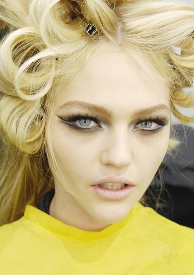 “Búp bê Nga” mơ làm họa sỹ - 7 “Búp bê Nga” mơ làm họa sỹ - 7