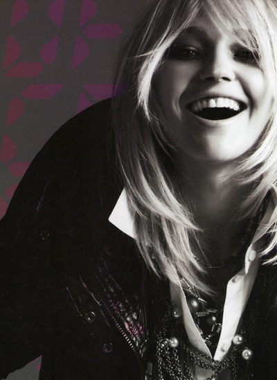 “Búp bê Nga” mơ làm họa sỹ - 6 “Búp bê Nga” mơ làm họa sỹ - 6