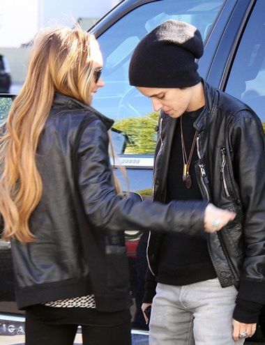 Lindsay Lohan ôm người tình đồng giới ngoài đường - 1 Lindsay Lohan ôm người tình đồng giới ngoài đường - 1