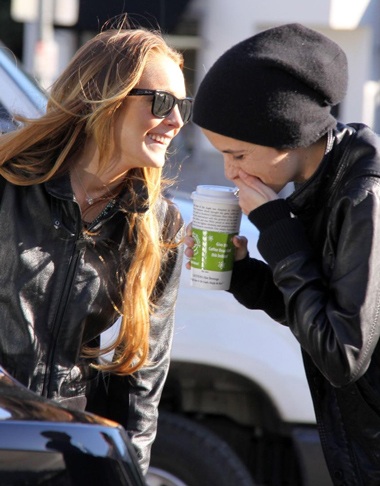 Lindsay Lohan ôm người tình đồng giới ngoài đường - 3 Lindsay Lohan ôm người tình đồng giới ngoài đường - 3