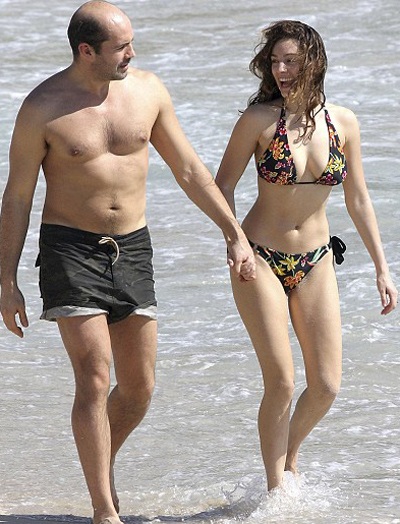 Người đẹp Kelly Brook mặc lại áo tắm cũ - 1