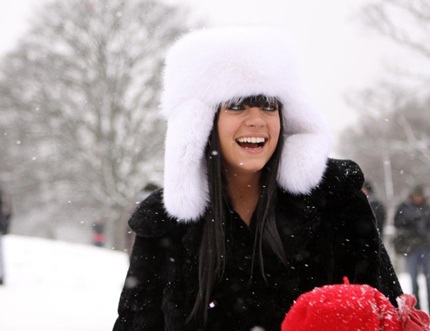 Lily Allen vui đùa trong tuyết trắng - 7