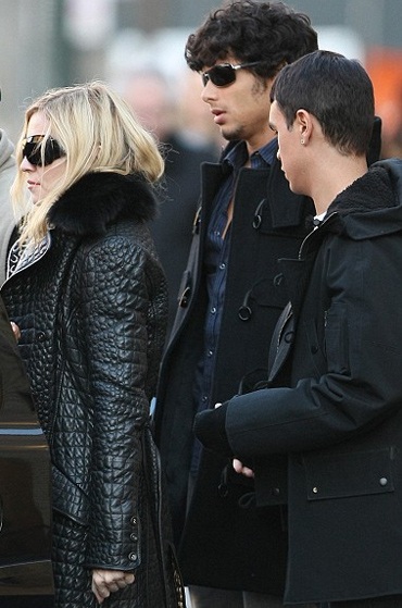 Madonna hẹn hò với người mẫu 22 tuổi - 4 Madonna hẹn hò với người mẫu 22 tuổi - 4