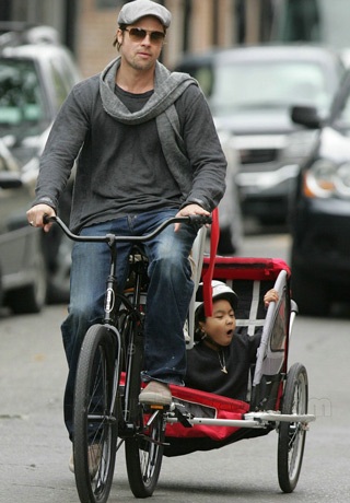 Gia đình Brangelina đạp xe đi chơi - 1 Gia đình Brangelina đạp xe đi chơi - 1