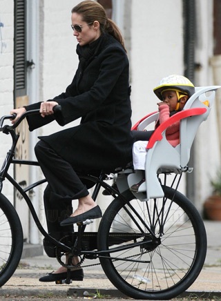 Gia đình Brangelina đạp xe đi chơi - 2 Gia đình Brangelina đạp xe đi chơi - 2