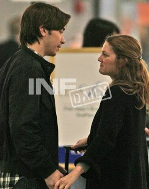 Drew Barrymore hạnh phúc bên người tình mới - 3 Drew Barrymore hạnh phúc bên người tình mới - 3