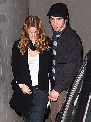 Drew Barrymore hạnh phúc bên người tình mới - 1 Drew Barrymore hạnh phúc bên người tình mới - 1