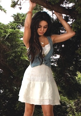 Vanessa Hudgens: Ngượng vì lộ ảnh “hot” - 2