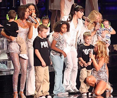 Vic diện váy “siêu ngắn” dưới trời 10ºC - 3 Vic diện váy “siêu ngắn” dưới trời 10ºC - 3